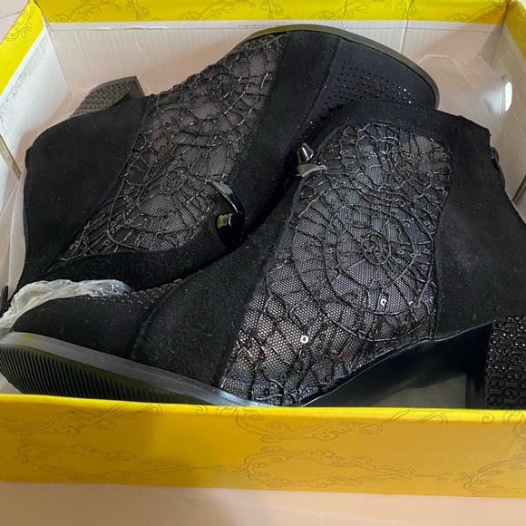 Huaqiang Black Boots with beads and Lace pattern women’s size 9.5  2.5 inch heel - Picture 11 of 11